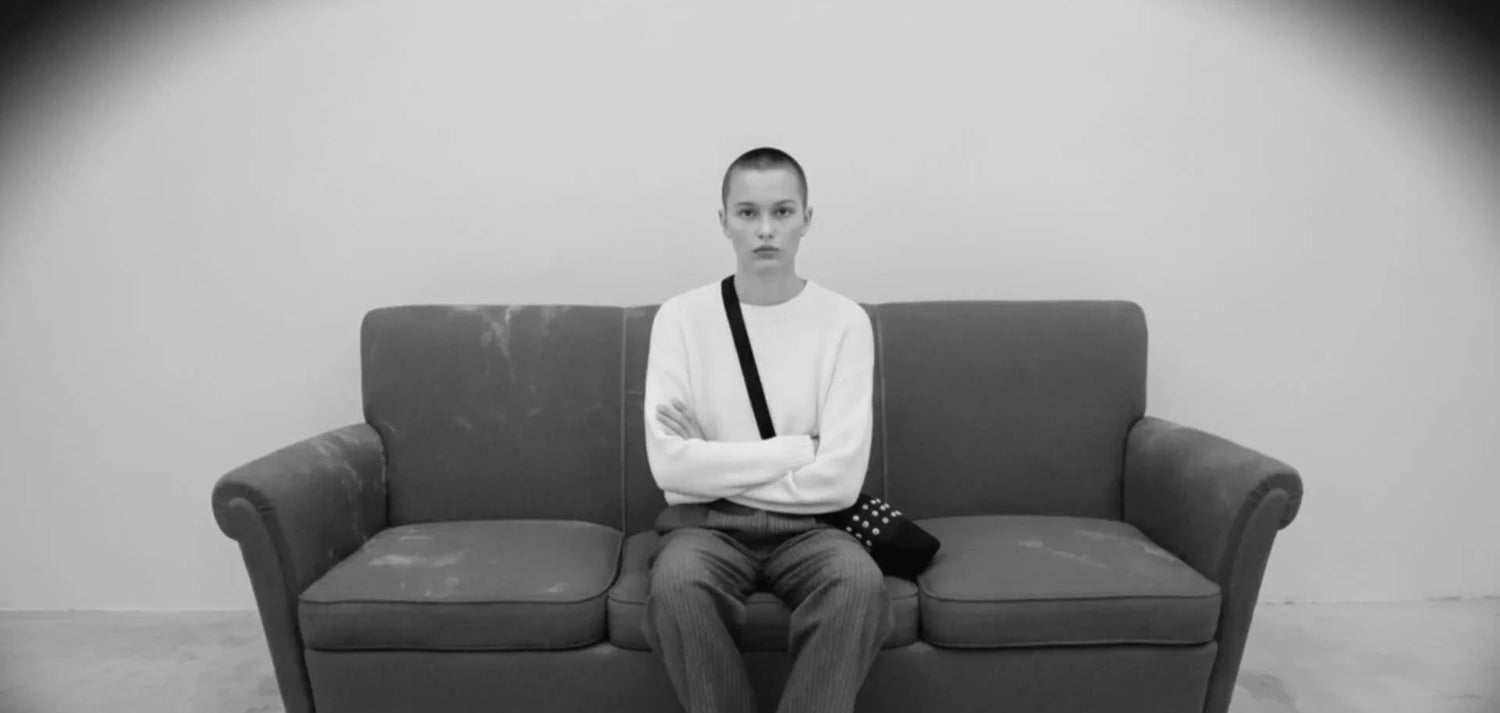 SMALL STUDDED DENIM BAG 黑色丹寧布鉚釘小型後背穿搭照,沙發佈景- HNLAB