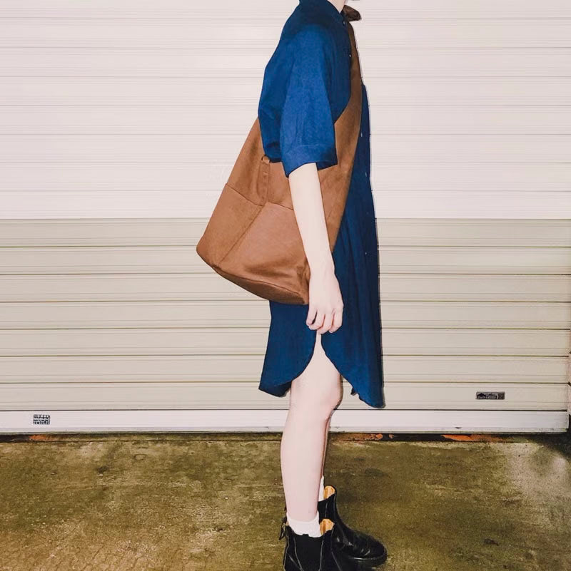 HNLAB - 僧棕咖色打結旅行漂流人包 BROWN HOBO BAG OOTD半側面 穿搭