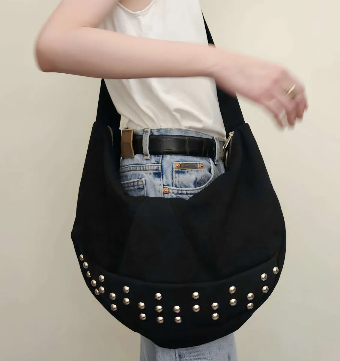 LARGE STUDDED DENIM HOBO BAG 黑色牛仔布鉚釘流浪漂流人包,側面穿搭 - HNLAB
