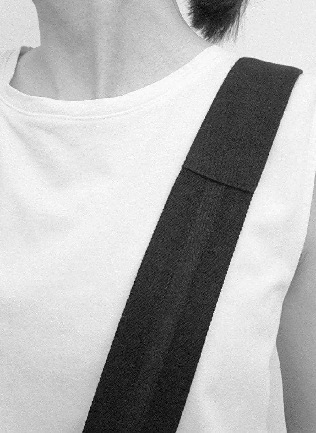 LARGE STUDDED DENIM HOBO BAG 黑色牛仔布鉚釘流浪漂流人包，背帶設計 - HNLAB