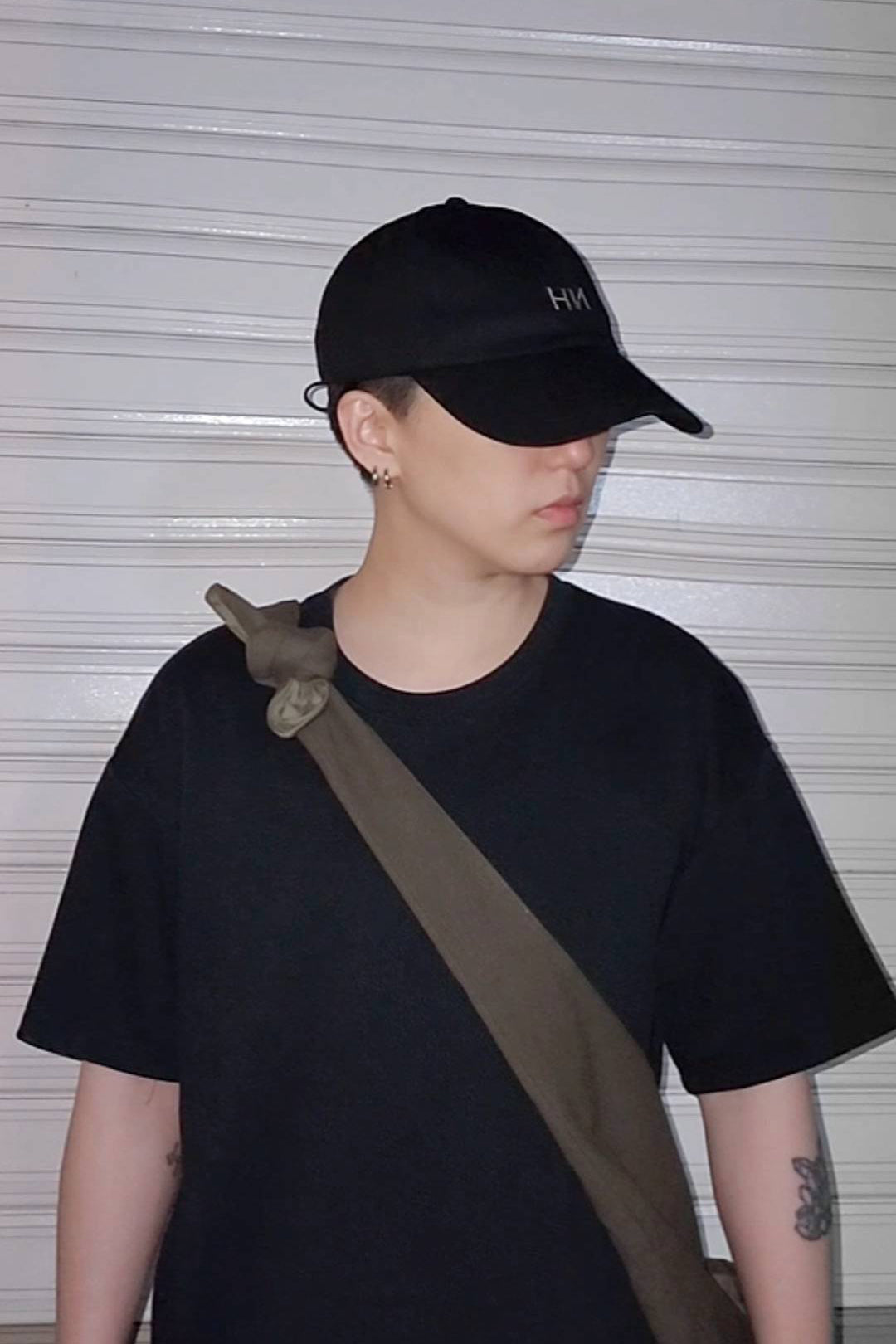 Pull String Baseball Cap 重磅黑丹寧拉繩調節棒球帽-黑色正面穿搭 HNLAB