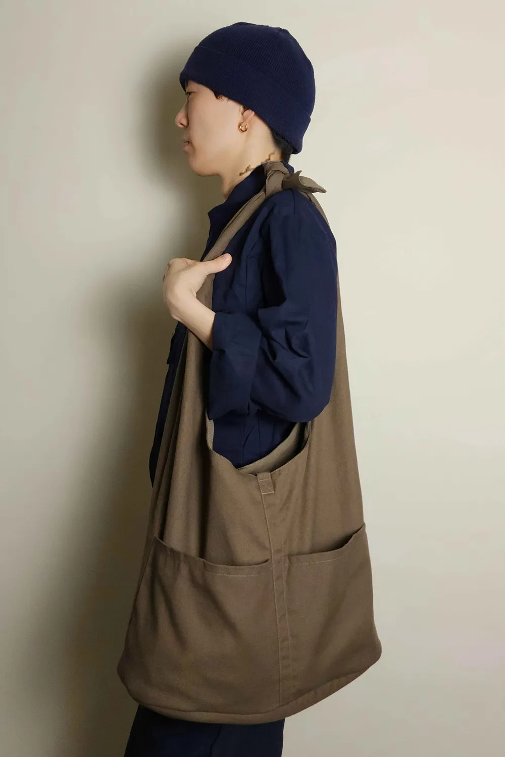 KHAKI HOBO BAG 棕綠色打結旅行漂流人包 側面- HNLAB