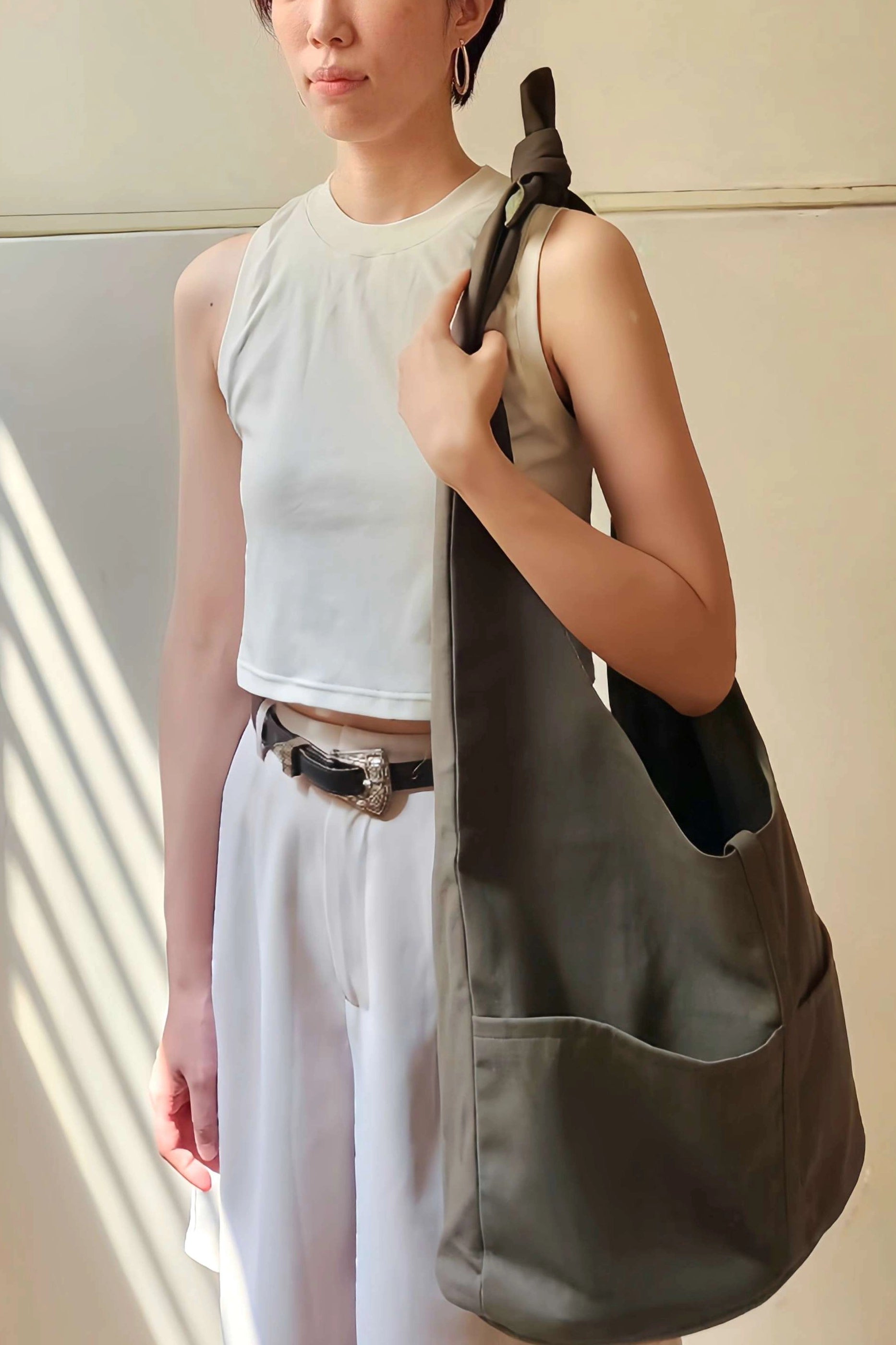 軍綠色打結旅行漂流人包ARMY GREEN HOBO BAG  商品圖正面- HNLAB