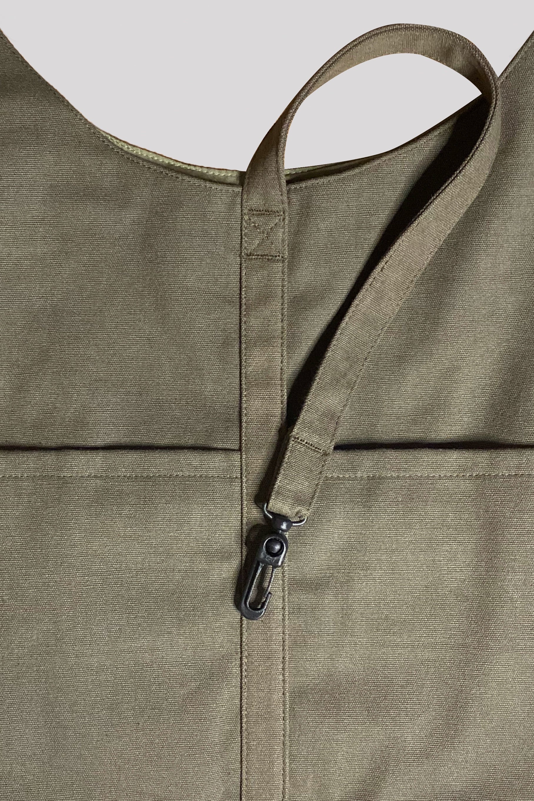 ARMY GREEN HOBO BAG 軍綠色打結旅行漂流人包，口袋鑰匙扣環- HNLAB