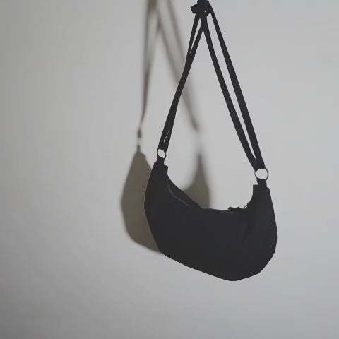 HNLAB - Knotted Half Moon Croissant Bag 打結雙背带金屬圓環半月牛角包，商品形象影片