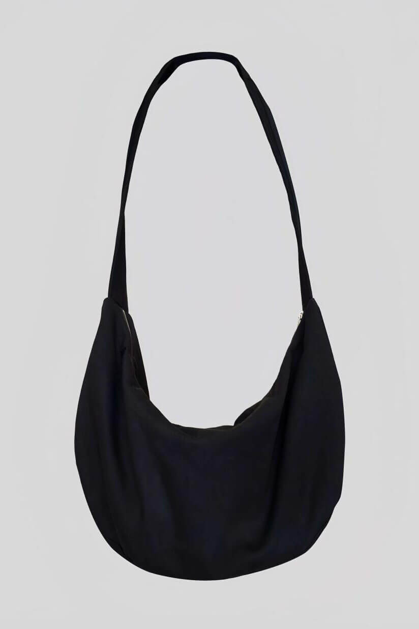 LARGE STUDDED DENIM HOBO BAG 黑色牛仔布鉚釘流浪漂流人包，背包背面 - HNLAB