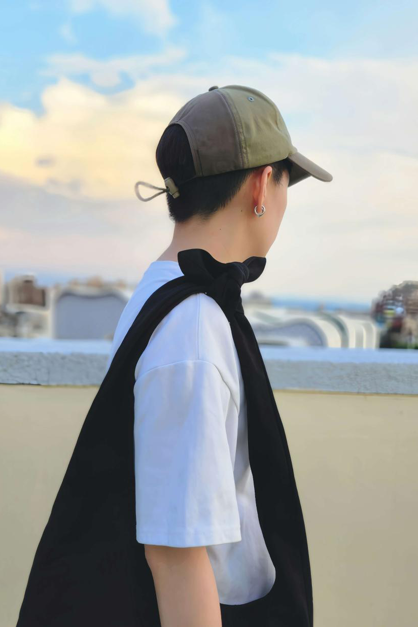 黑色牛仔布打結旅行漂流人包BLACK DENIM HOBO BAG 背帶加長穿搭情境 - HNLAB