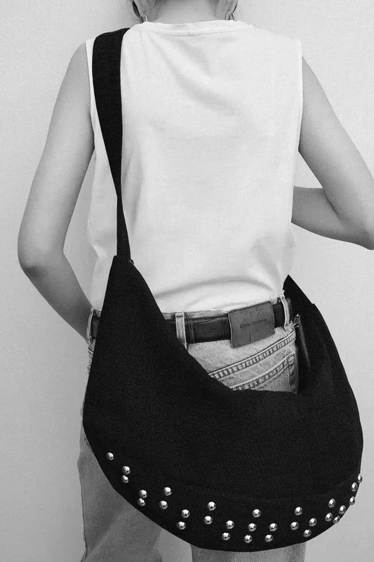 LARGE STUDDED DENIM HOBO BAG 黑色牛仔布鉚釘流浪漂流人包，穿搭照 - HNLAB